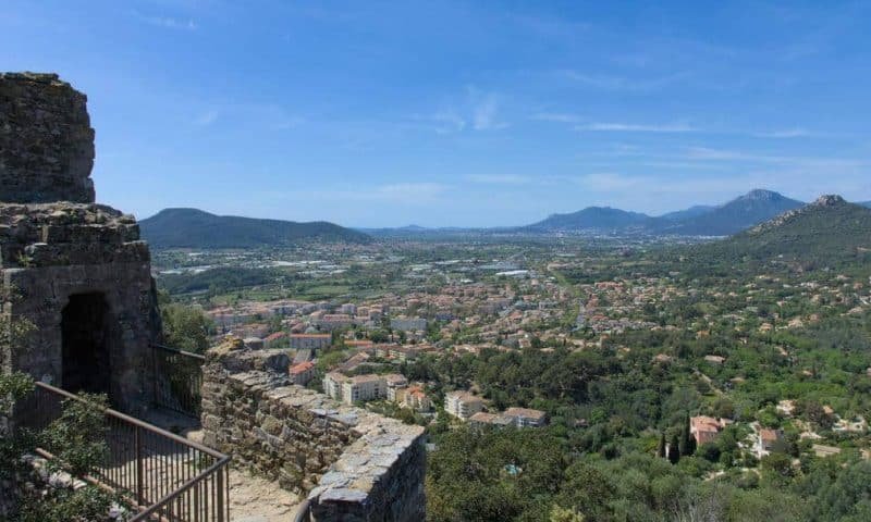 Vue sur le massif des Maures depuis le château d'Hyères